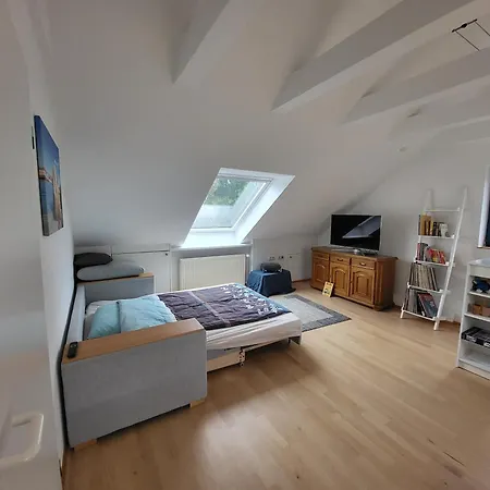 Dachwohnung In Feldrandlage アパート